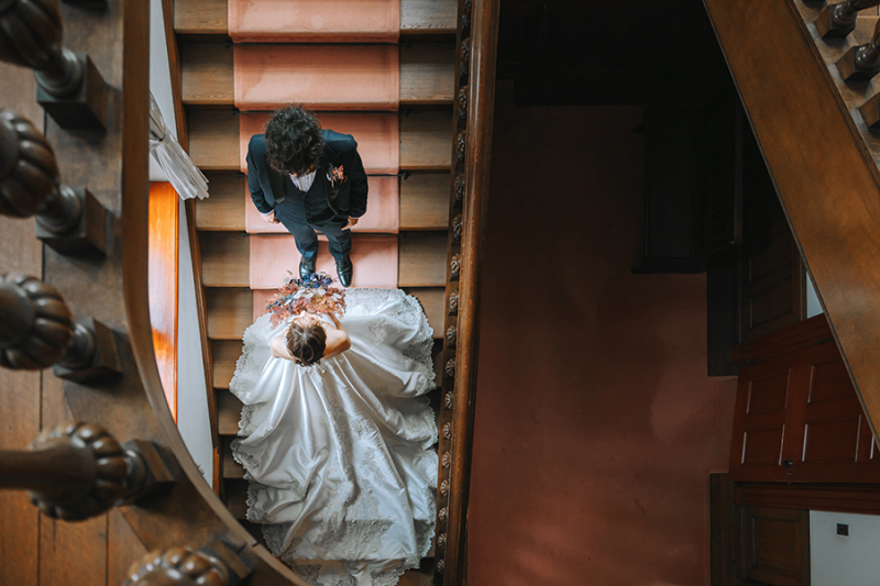 窓際で自然光を活かして