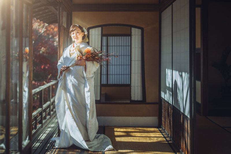 2階の窓際で自然光を活かして