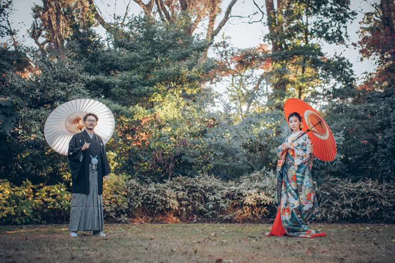 お庭で番傘を使って