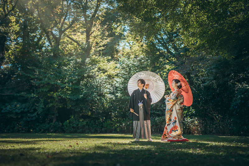 お庭で番傘を使って