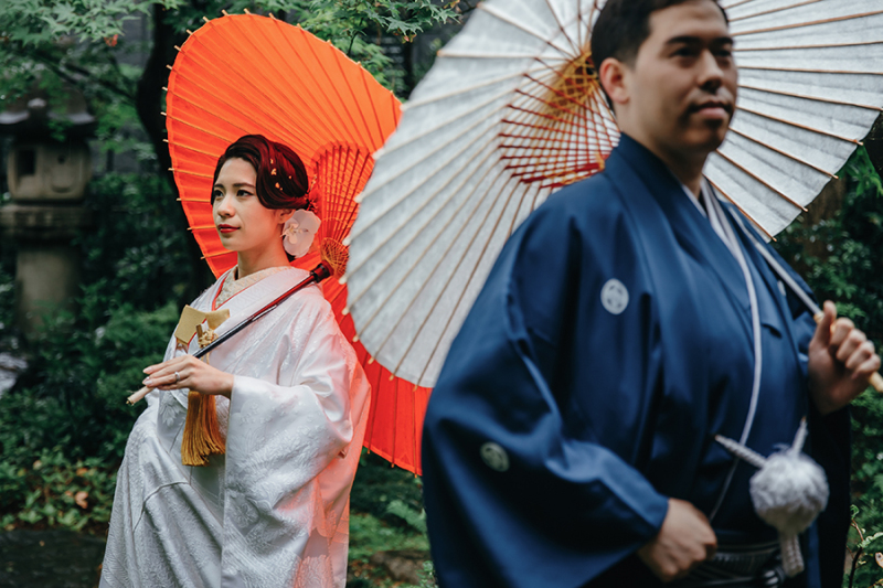 お庭で番傘を使って