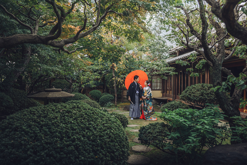 お庭で番傘を使って