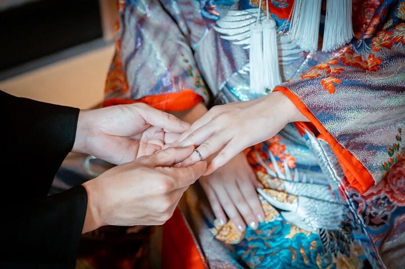 指輪をつける瞬間も素敵♡