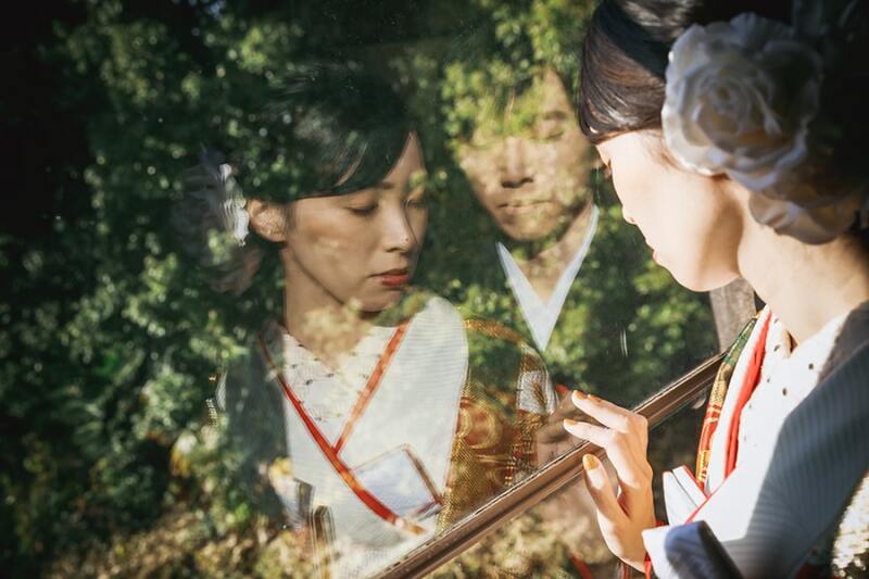 窓に映り込んだ姿を