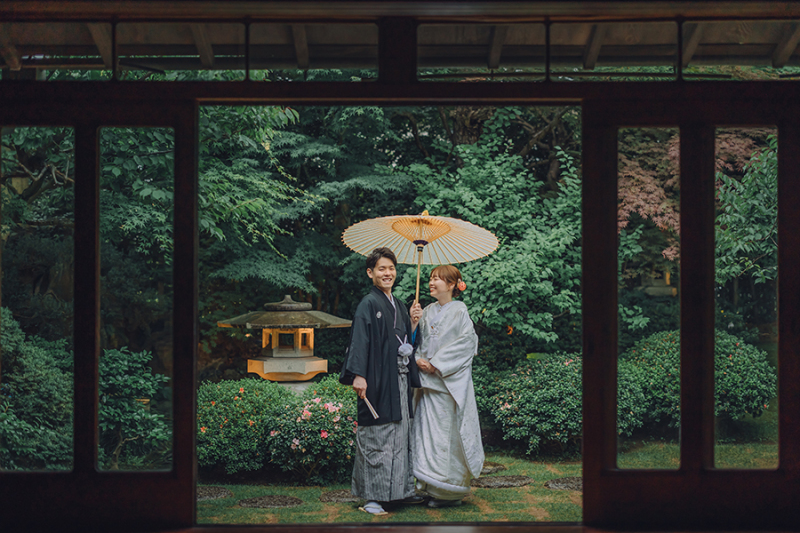 お庭で番傘を使って