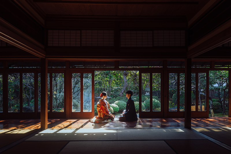 窓際で自然光を活かして