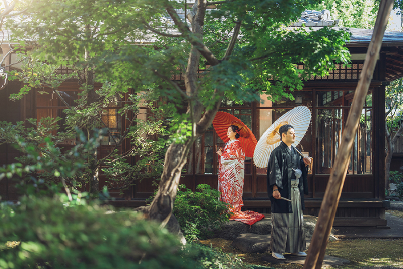 お庭で番傘を使って