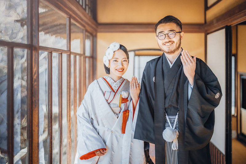 2階の窓際で自然光を活かして