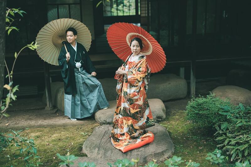 お庭で番傘を使って