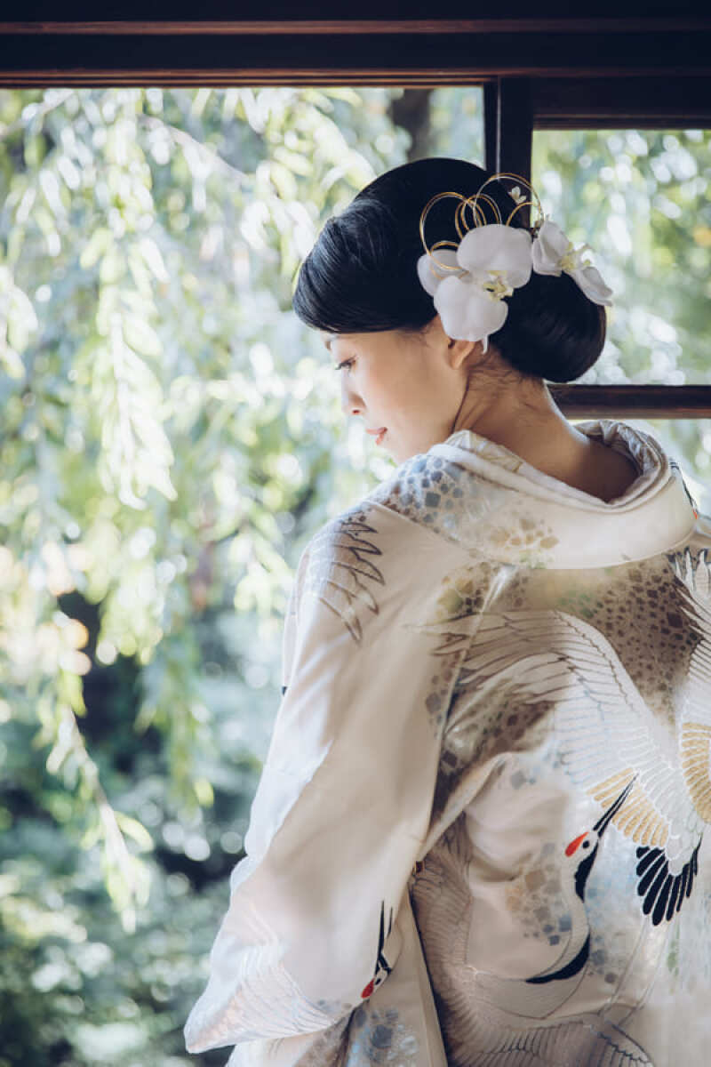 髪型はシンプルにスッキリと