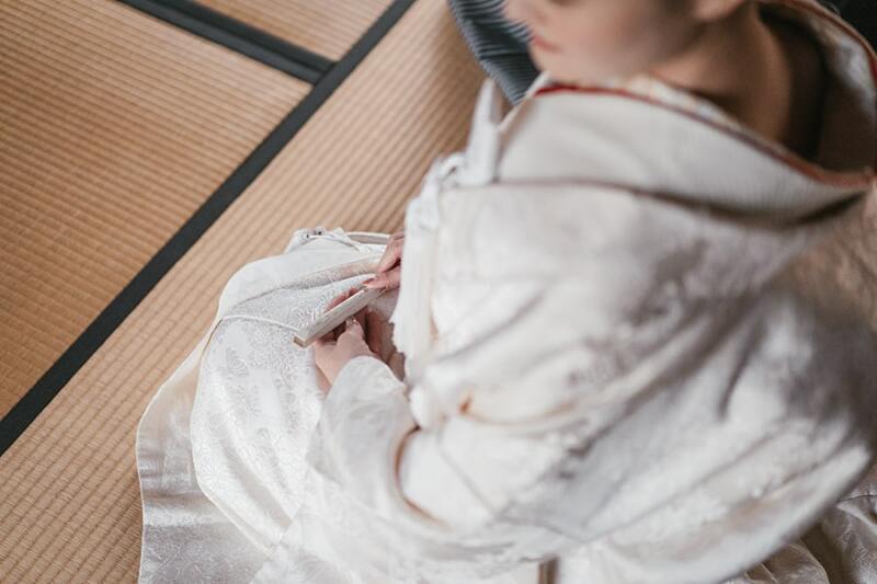 手元にクローズアップした写真も