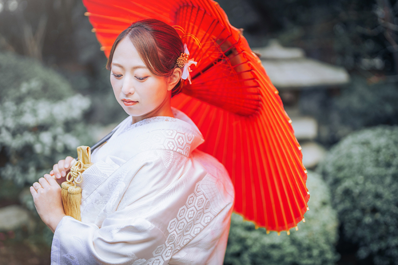 お庭で番傘を使って