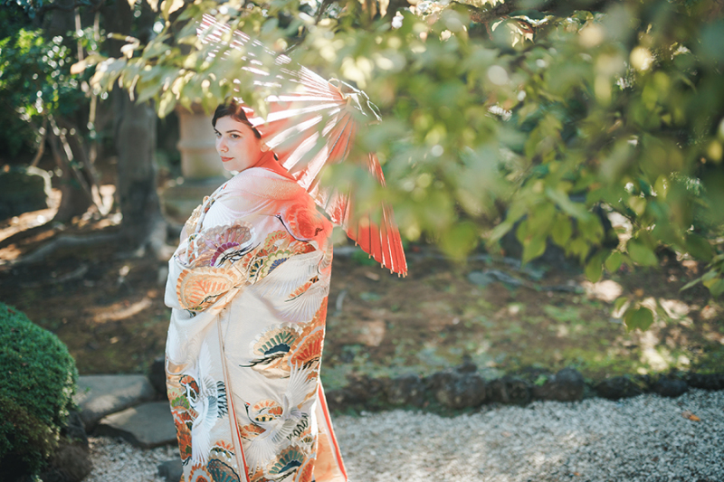 お庭で番傘を使って