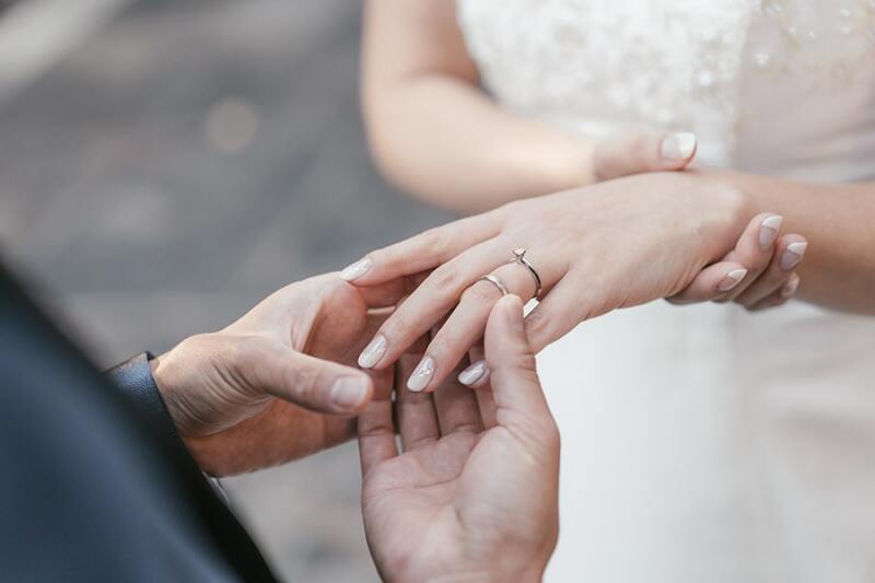 指輪をはめる手元のお写真も!
