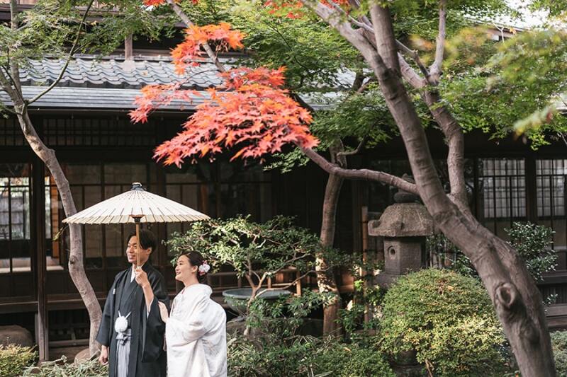 白の番傘が紅葉に映える!