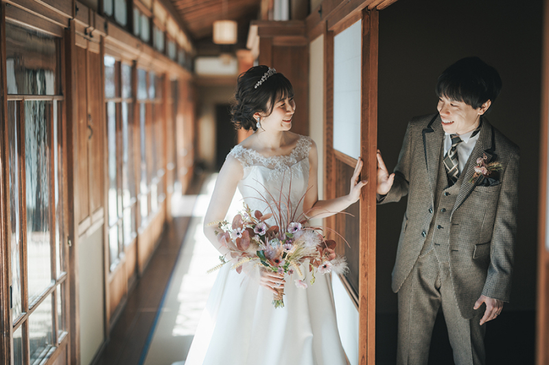 窓際で自然光を活かして