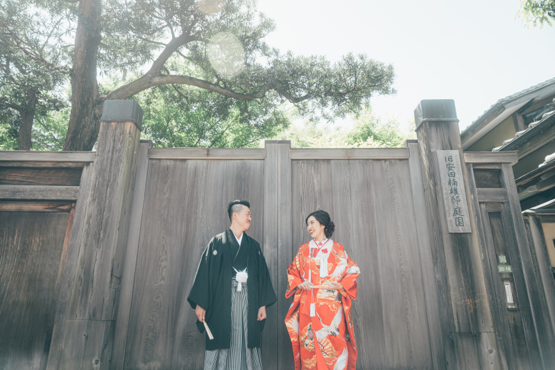 12:50 邸宅の門前で