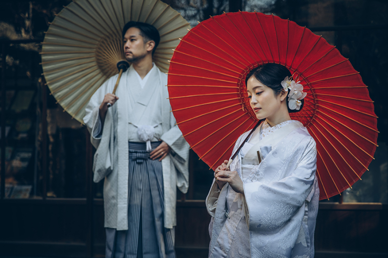 お庭で番傘を使って