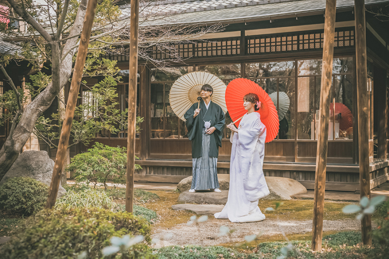 お庭で番傘を使って