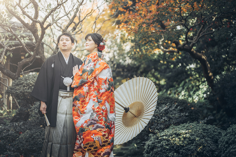 お庭で番傘を使って