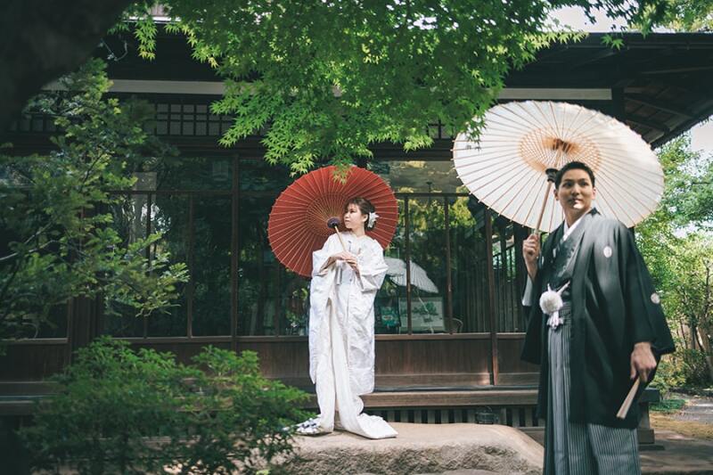 お庭で番傘を使って