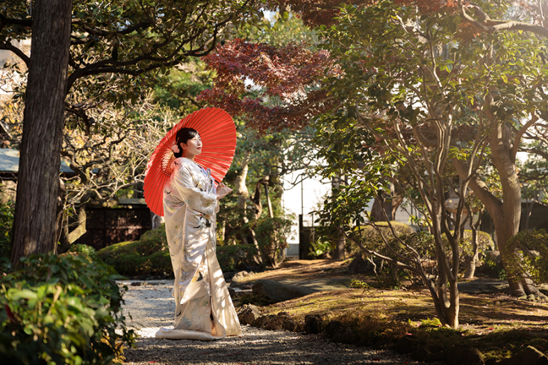 お庭で番傘を使って