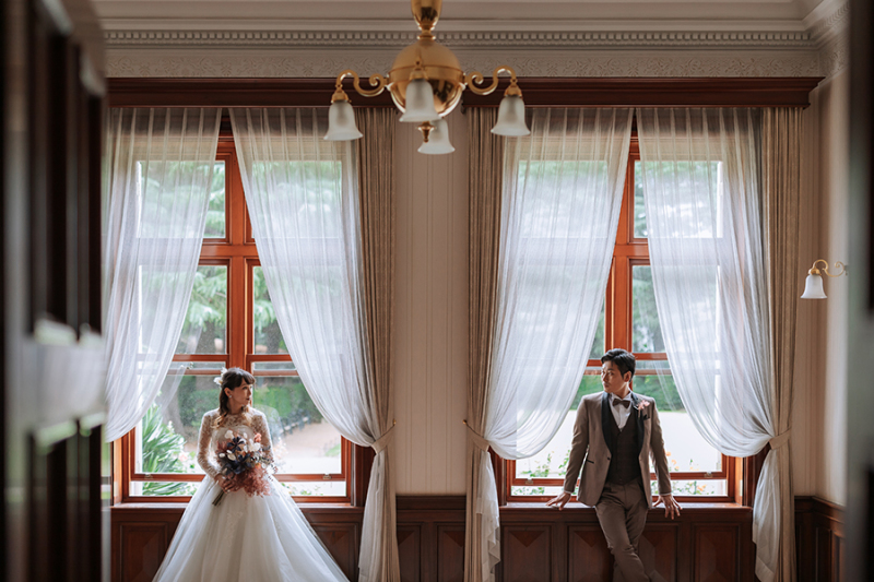 窓際で自然光を活かして