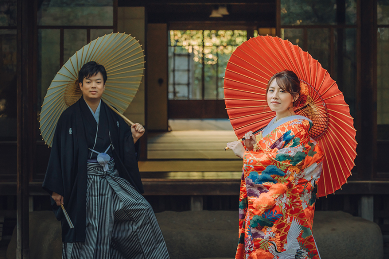 お庭で番傘を使って