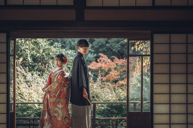 2階の窓際で自然光を活かして