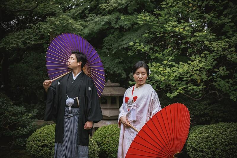 お庭で番傘を使って