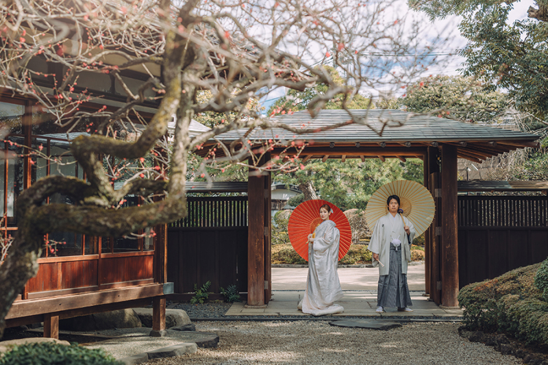 お庭で番傘を使って