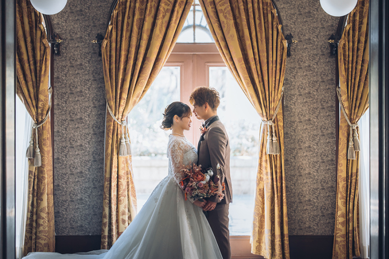 窓際で自然光を活かして