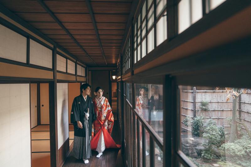 趣豊かな邸宅内を闊歩