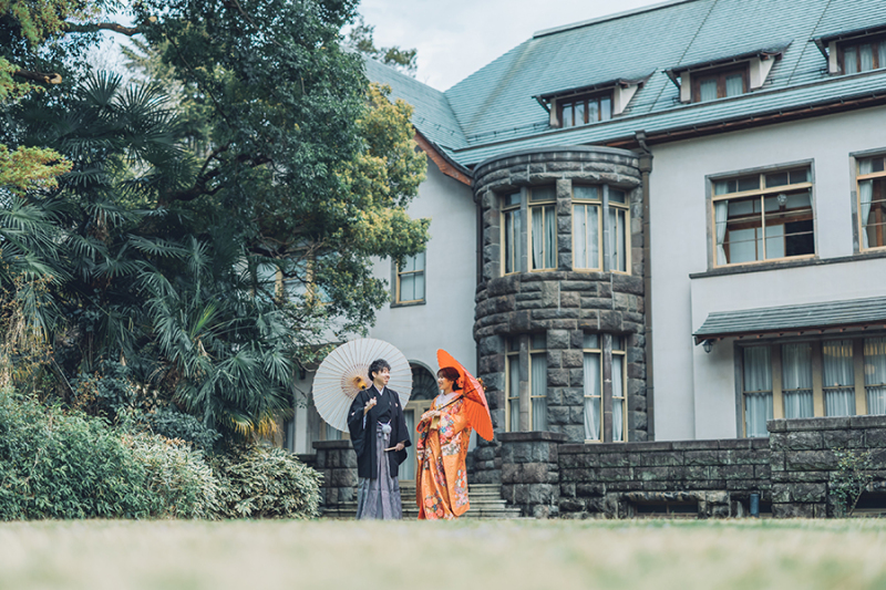 お庭で番傘を使って