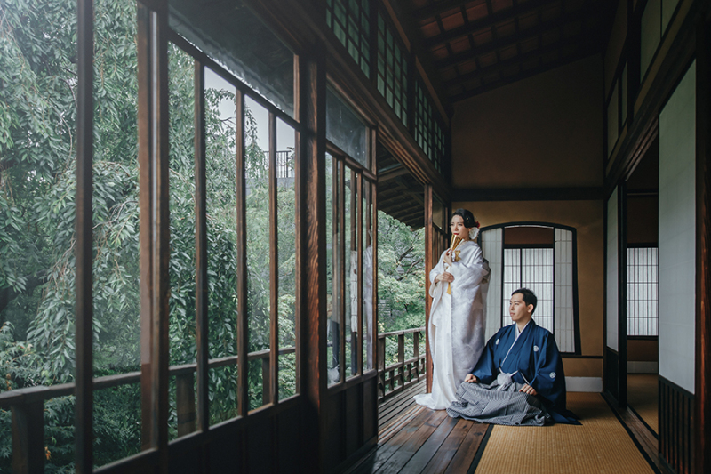 2階の窓際で自然光を活かして