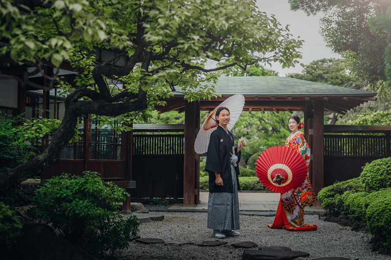 お庭で番傘を使って