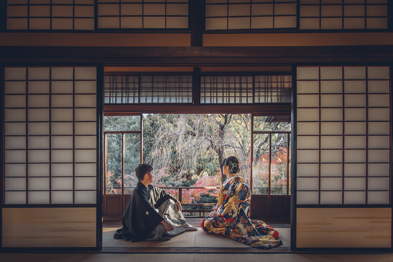 2階の窓際で自然光を活かして