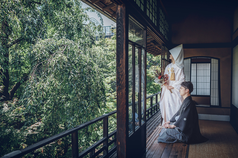 2階の窓際で自然光を活かして