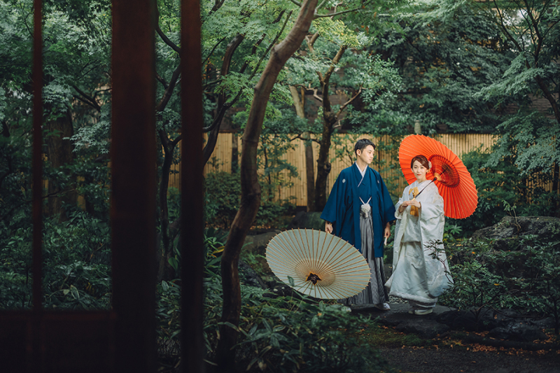 お庭で番傘を使って