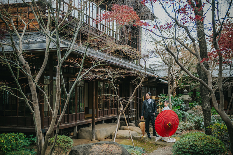 お庭で番傘を使って