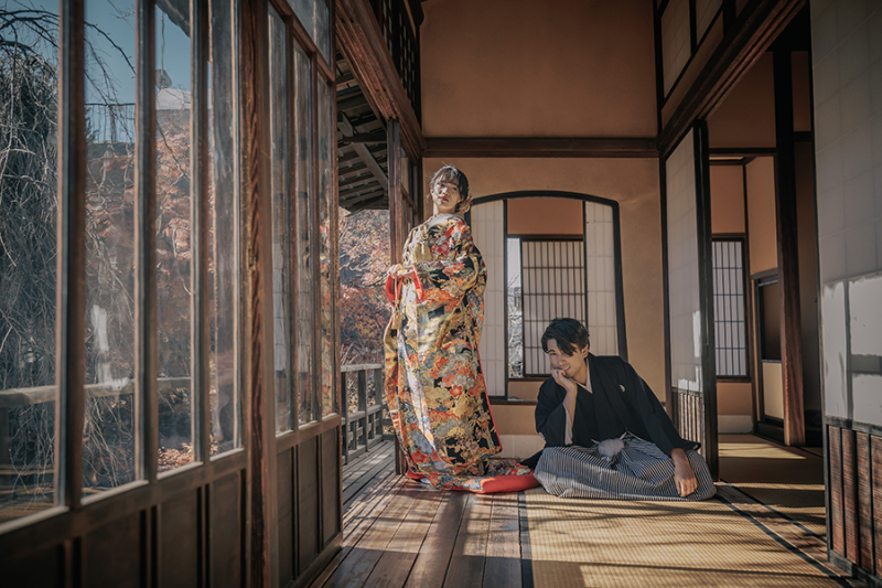 2階の窓際で自然光を活かして