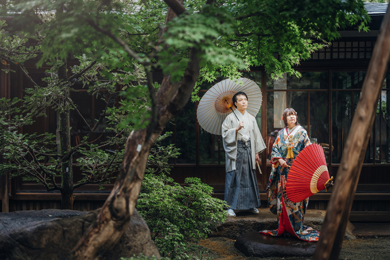 お庭で番傘を使って