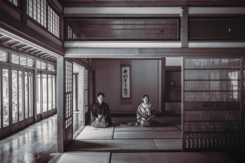 モノクロカットも印象的に