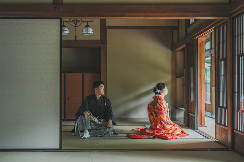 窓際で自然光を活かして