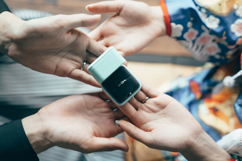 指輪を送りあう瞬間もドラマチックに