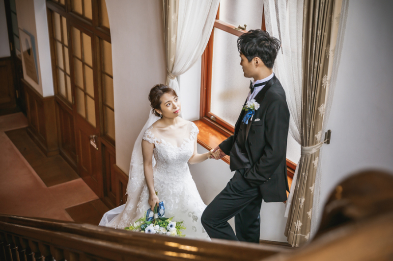 階段で見つめあう姿も素敵!