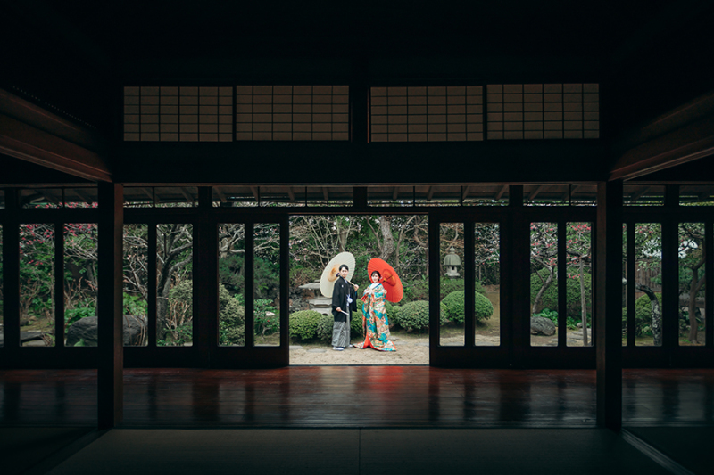 お庭で番傘を使って