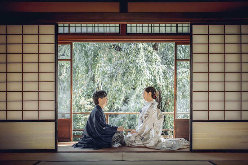 2階の窓際で自然光を活かして