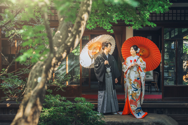 お庭で番傘を使って