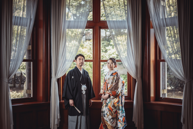 14:05 まずは会場の印象的な窓の前で